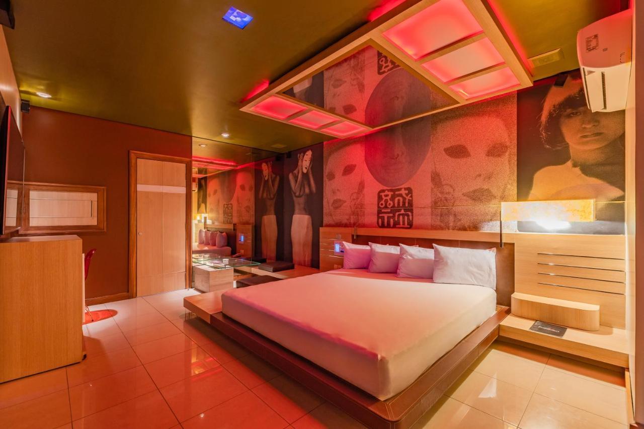 Love hotel Dragon (adults Only)